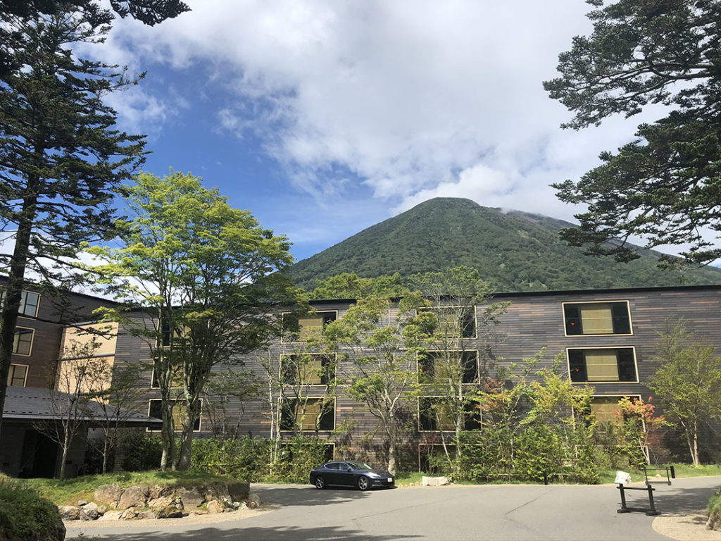 リッツカールトン日光の正面エントランスと男体山