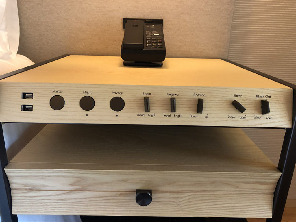 リッツカールトン日光|ベット横のテーブル