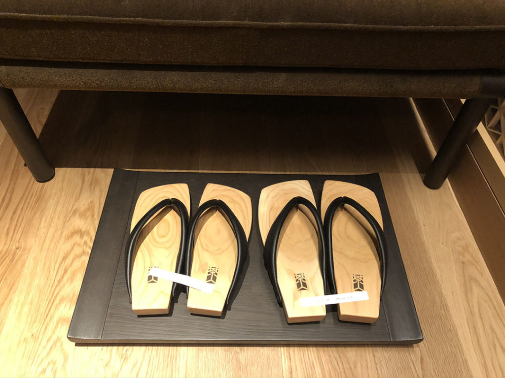 リッツカールトン日光|客室に備え付けの下駄
