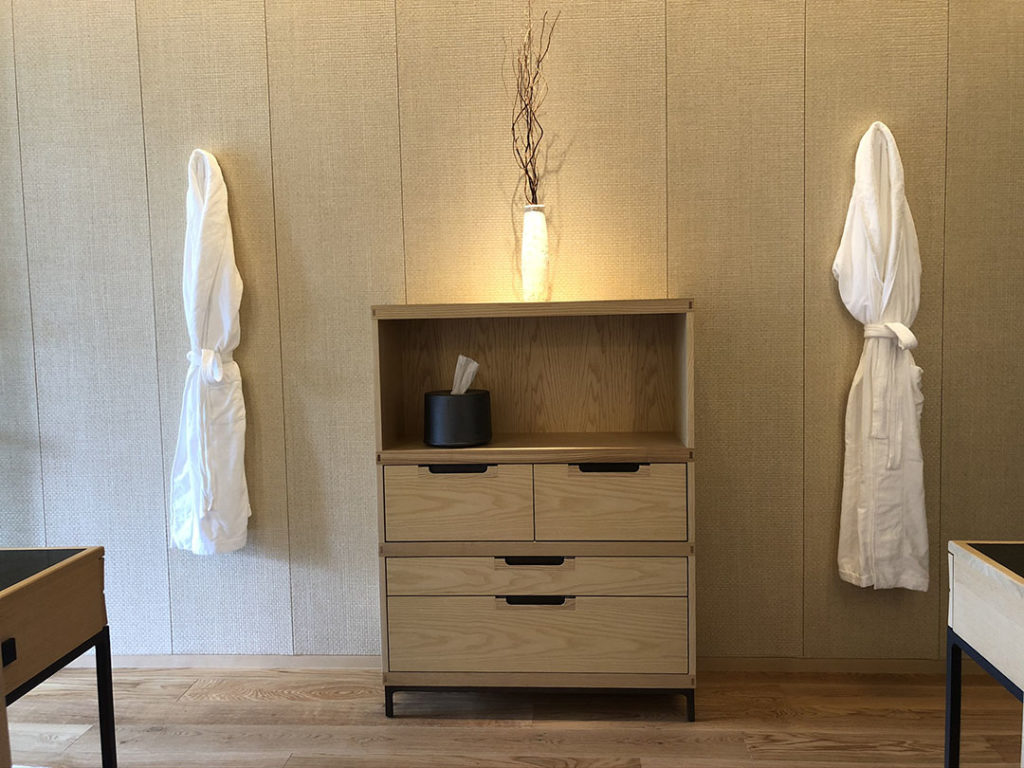 リッツカールトン日光の客室|バスルームシンクの木製棚