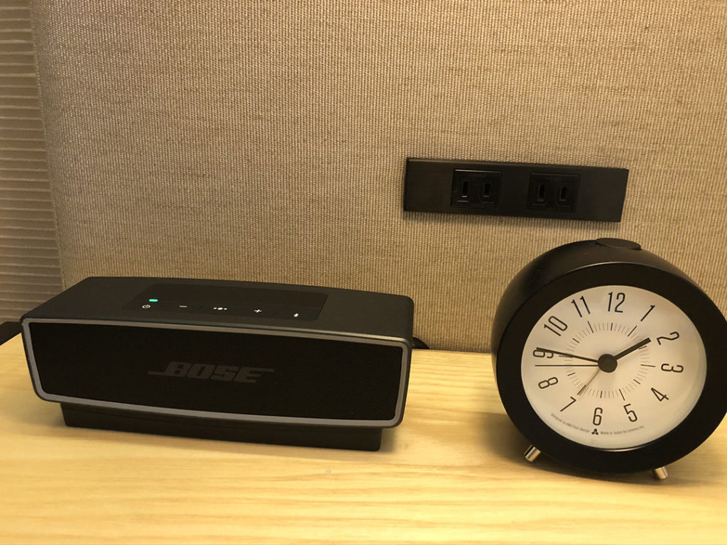 リッツカールトン日光|ベット横のテーブル