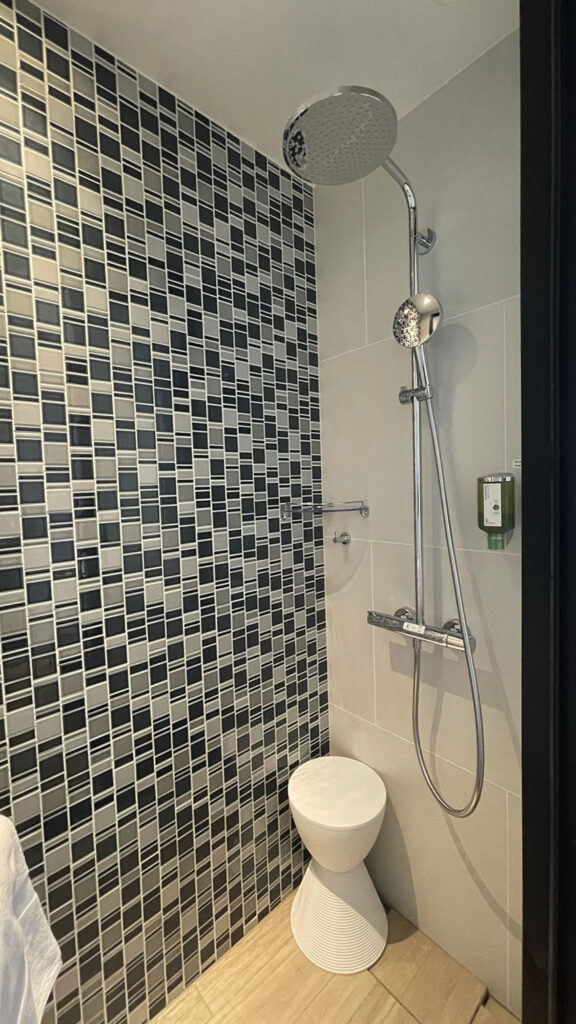 フェアフィールド・バイ・マリオット大阪難波|スーペリア・ツインルームのシャワールーム