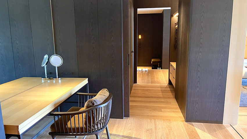 中禅寺湖ビュースイートのドレッサーから見た玄関|リッツカールトン日光