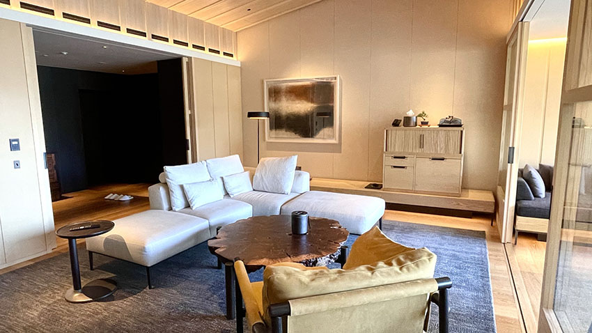 中禅寺湖ビュースイートのリビングルーム|リッツカールトン日光