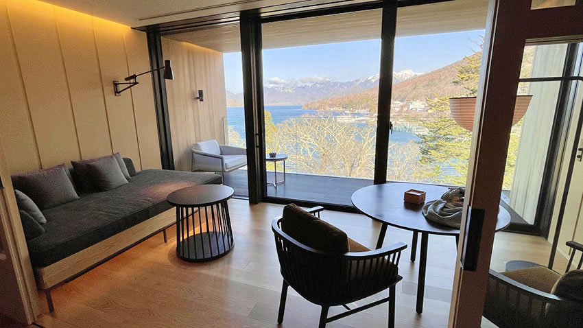 中禅寺湖ビュースイートのリビングルーム|リッツカールトン日光