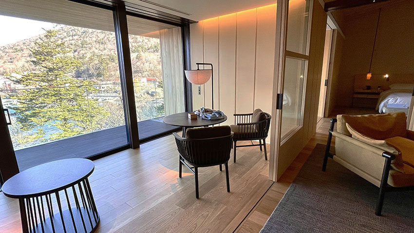 中禅寺湖ビュースイートのリビングルーム|リッツカールトン日光