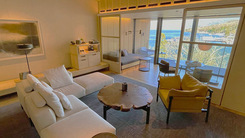 中禅寺湖ビュースイートのリビングルーム|リッツカールトン日光