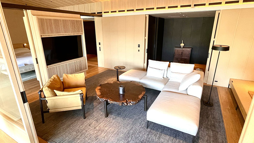 中禅寺湖ビュースイートのリビングルーム|リッツカールトン日光