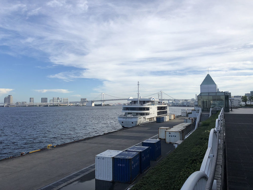 竹芝客船ターミナルからみたレインボーブリッジ