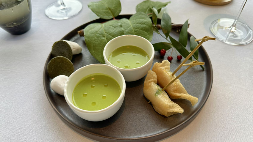 リッツカールトン東京の45階に位置するメインダイニング『Héritage by Kei Kobayashi（エリタージュ バイ ケイ コバヤシ）』 アミューズ