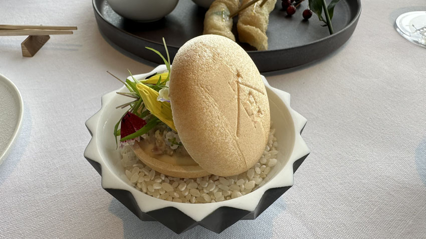 リッツカールトン東京の45階に位置するメインダイニング『Héritage by Kei Kobayashi（エリタージュ バイ ケイ コバヤシ）』 アミューズ