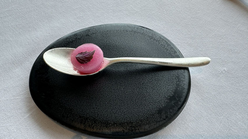 リッツカールトン東京の45階に位置するメインダイニング『Héritage by Kei Kobayashi（エリタージュ バイ ケイ コバヤシ）』 アミューズ