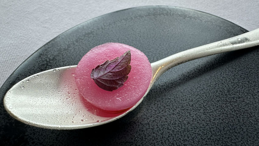 リッツカールトン東京の45階に位置するメインダイニング『Héritage by Kei Kobayashi（エリタージュ バイ ケイ コバヤシ）』 アミューズ