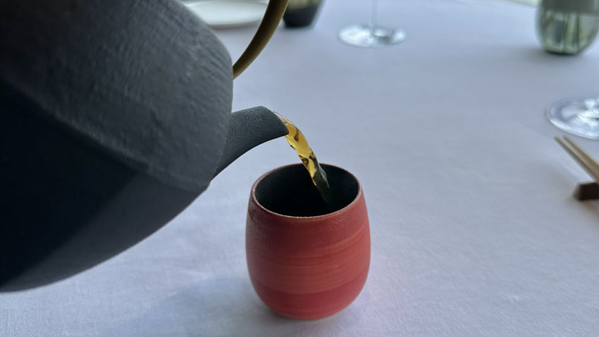 リッツカールトン東京の45階に位置するメインダイニング『Héritage by Kei Kobayashi（エリタージュ バイ ケイ コバヤシ）』 アミューズ