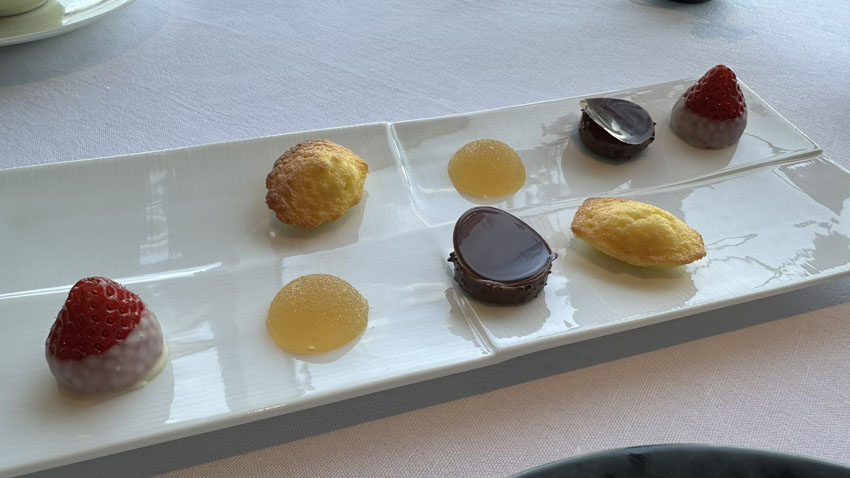 リッツカールトン東京の45階に位置するメインダイニング『Héritage by Kei Kobayashi（エリタージュ バイ ケイ コバヤシ）』 ミニャルディーズ