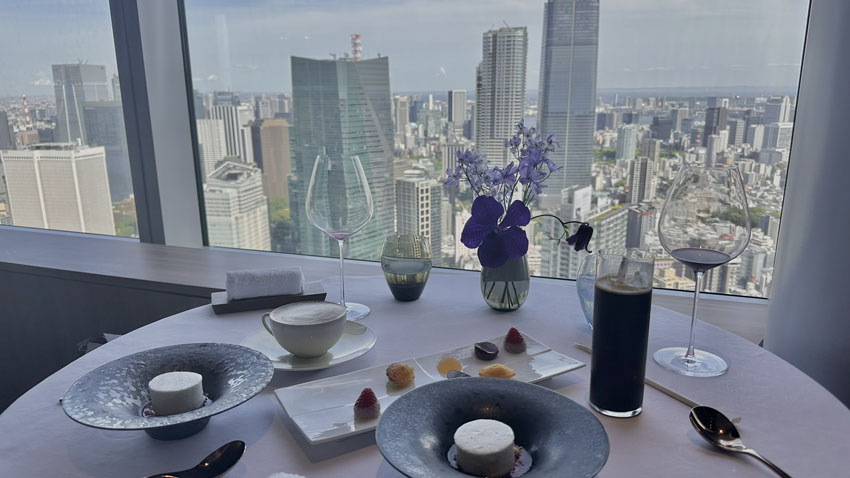 リッツカールトン東京の45階に位置するメインダイニング『Héritage by Kei Kobayashi（エリタージュ バイ ケイ コバヤシ）』 