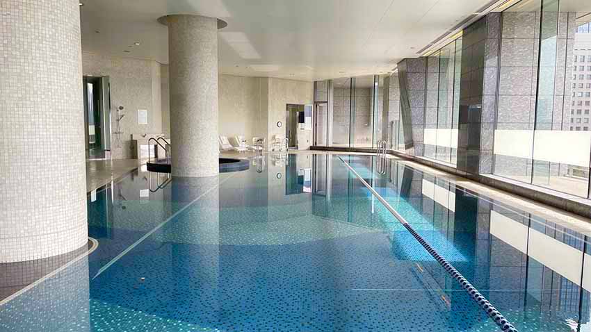 パレスホテル東京宿泊記|エビアンスパ(プール)