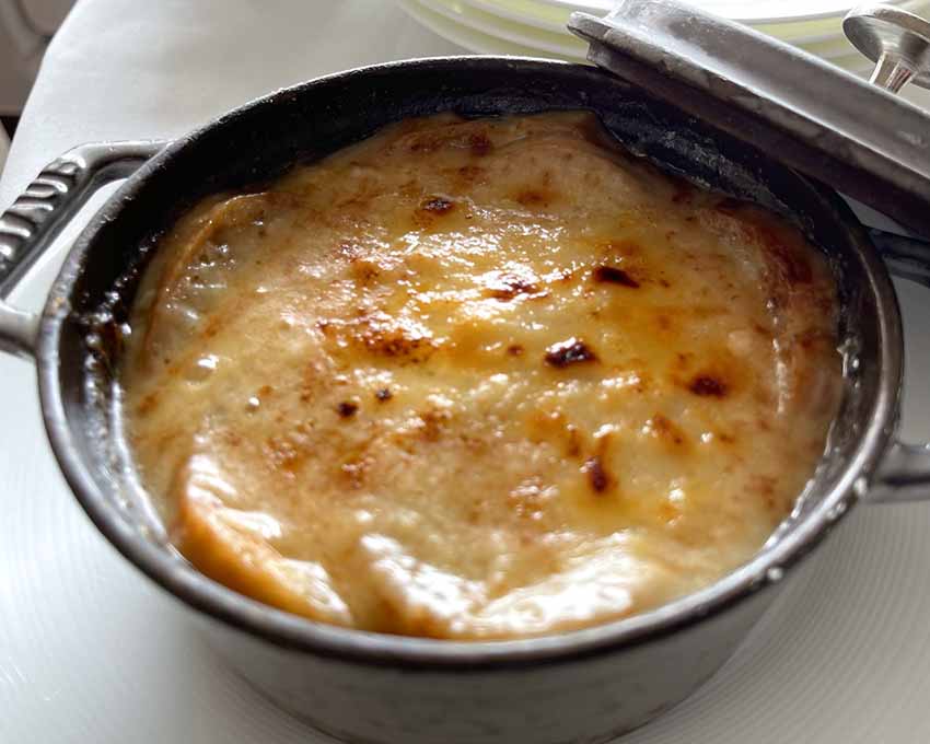 パレスホテル東京宿泊記|オニオングラタンスープ