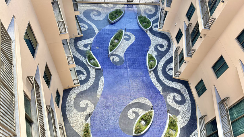 マリオットバケーションクラブワイキキ 展望デッキと中庭