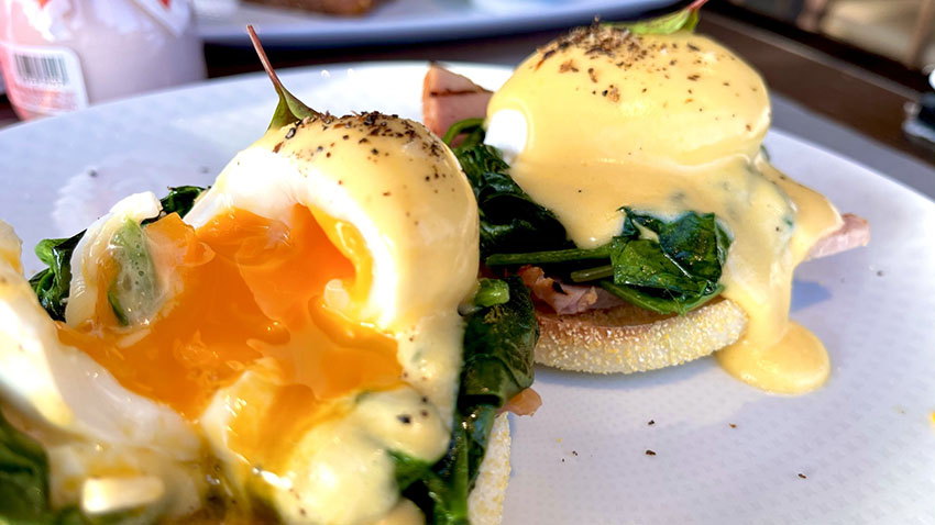 リッツカールトン東京｜朝食　エッグベネディクト