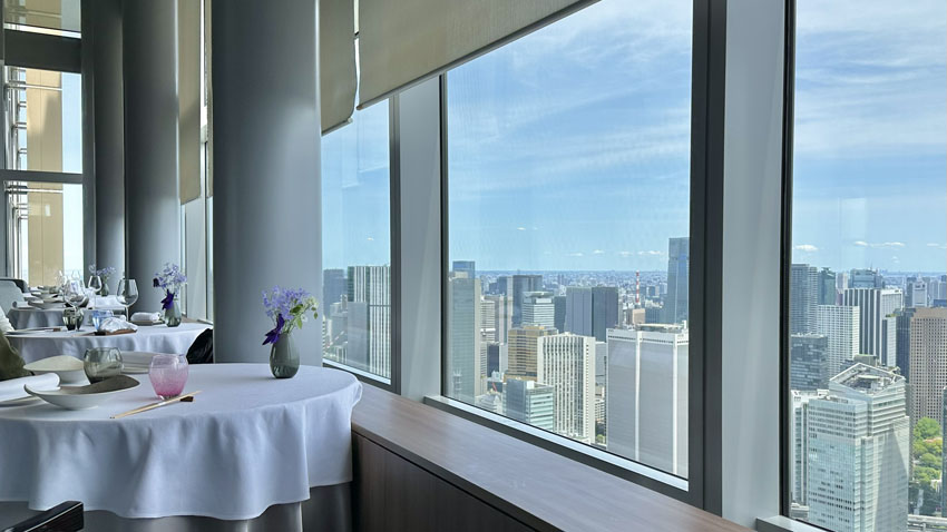 リッツカールトン東京の45階に位置するメインダイニング『Héritage by Kei Kobayashi（エリタージュ バイ ケイ コバヤシ）』