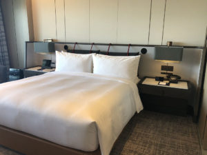 キングのベッドサイズは180cm×203cm