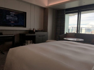 ベッドの反対側（テレビ・デスクなど）