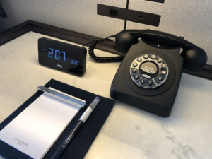 ベッドサイドにある電話はダイヤル式風のプッシュ電話