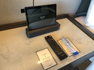 ベッドサイドのリモコンで室内の照明などさまざまな設定が可能