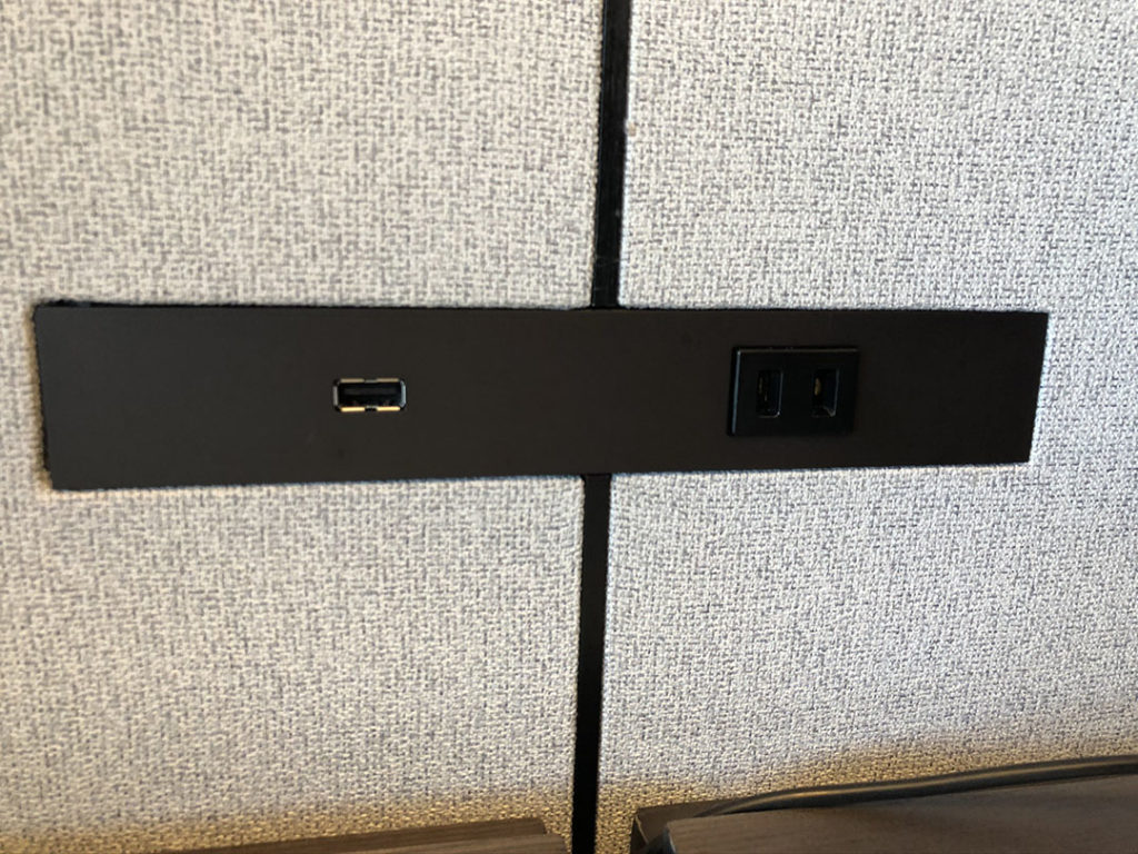 ベット両サイドにはコンセントとUSBプラグがあります