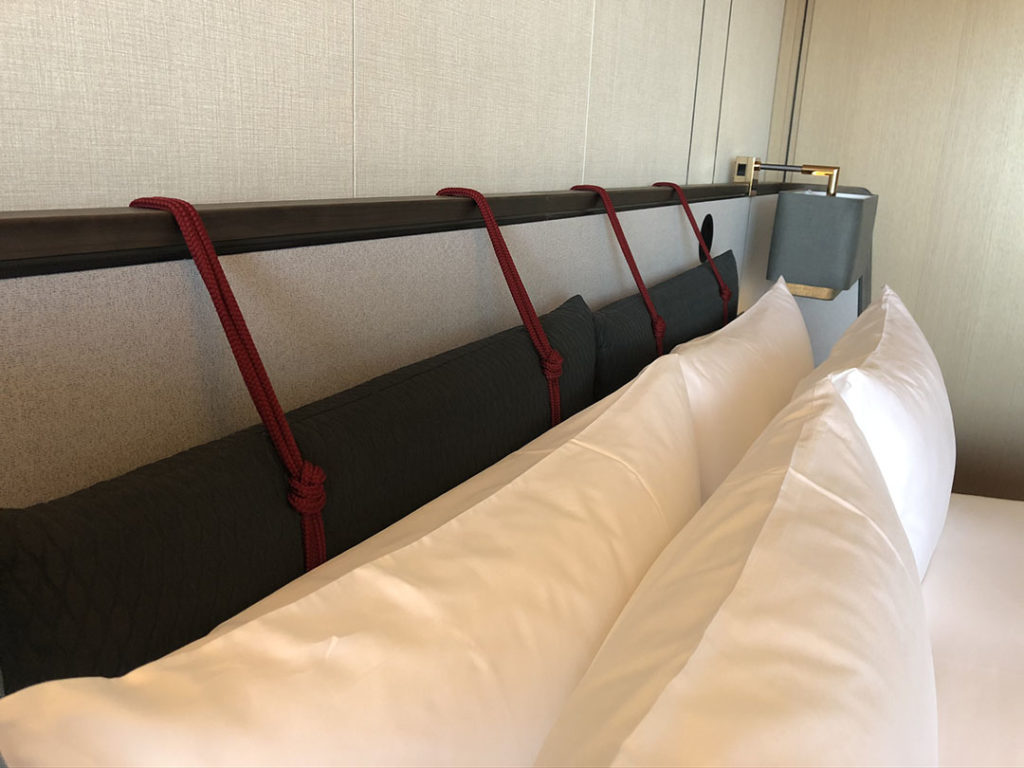 紐でアレンジされたおしゃれなベッド