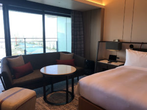 ベッド横のテーブルとソファー