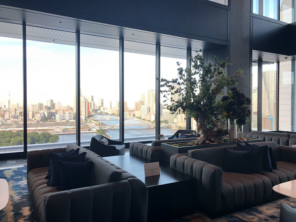 ゆったり座れるソファーからは絶景が見えます｜メズム東京