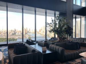 ゆったり座れるソファーからは絶景が見えます｜メズム東京