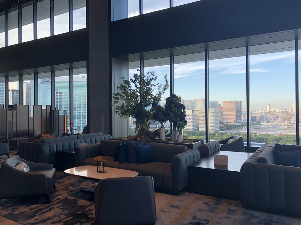 天井までガラス張りなので昼間のロビーはとても明るいです｜メズム東京