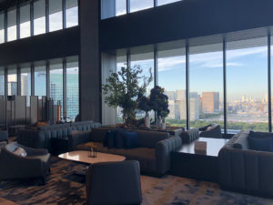 天井までガラス張りなので昼間のロビーはとても明るいです｜メズム東京