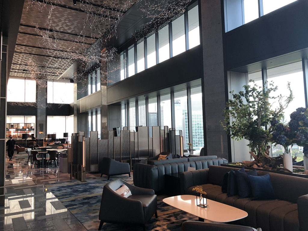 ロビーは天井が高く開放的です｜メズム東京