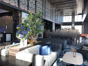 ゆったり座れる大きなソファー｜メズム東京