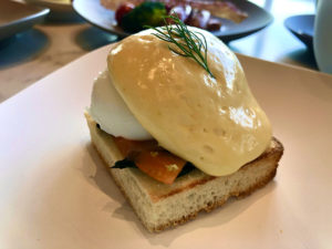 メズム東京｜Chef's Theatre（朝食）エッグベネディクト