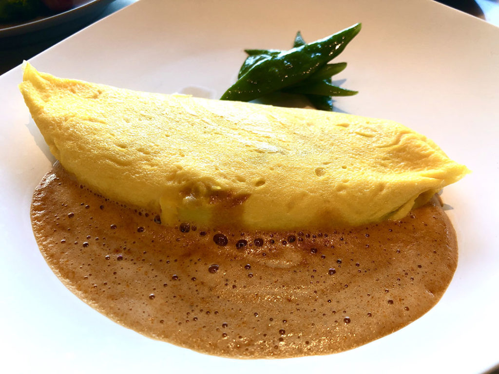 メズム東京｜Chef's Theatre（朝食）蟹と椎茸のオムレツ ビクスソース