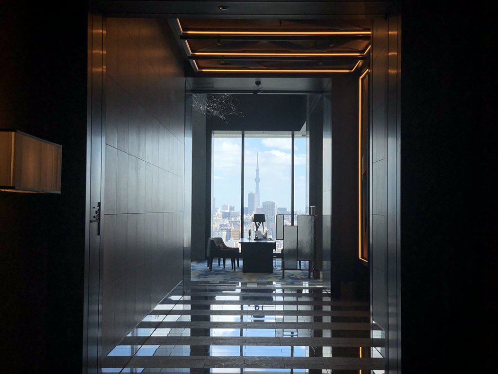 エレベータホールから見たロビー｜メズム東京
