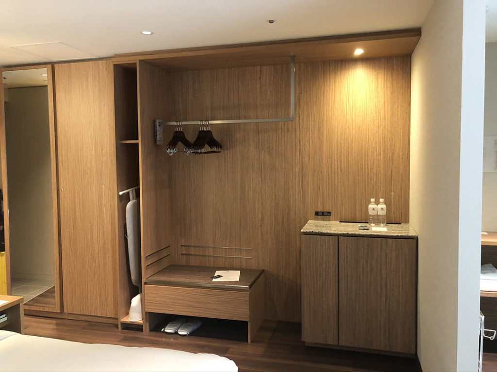 軽井沢マリオットホテル｜ベッド横のオープンクローゼット