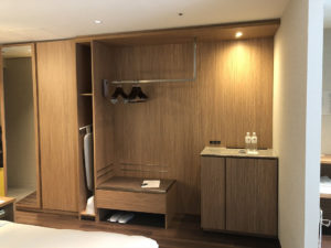 軽井沢マリオットホテル｜ベッド横のオープンクローゼット