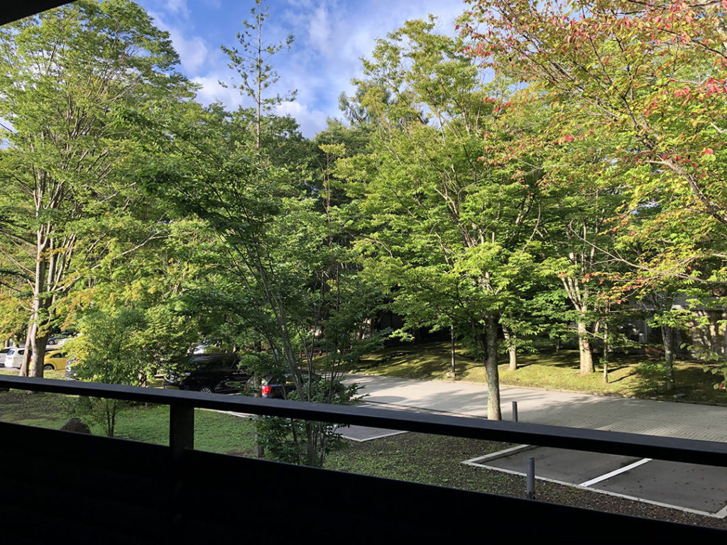 軽井沢マリオットホテル｜バルコニーから見た景観は緑いっぱいで最高