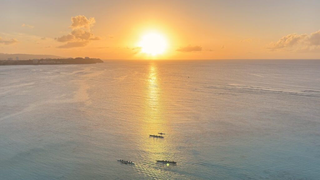 客室から眺めるグアムの海に沈む夕日