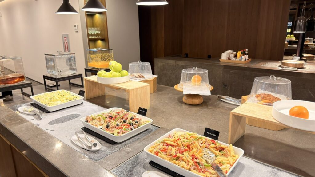 Westin Club Loungeイヴニングカクテルのパスタと冷菜
