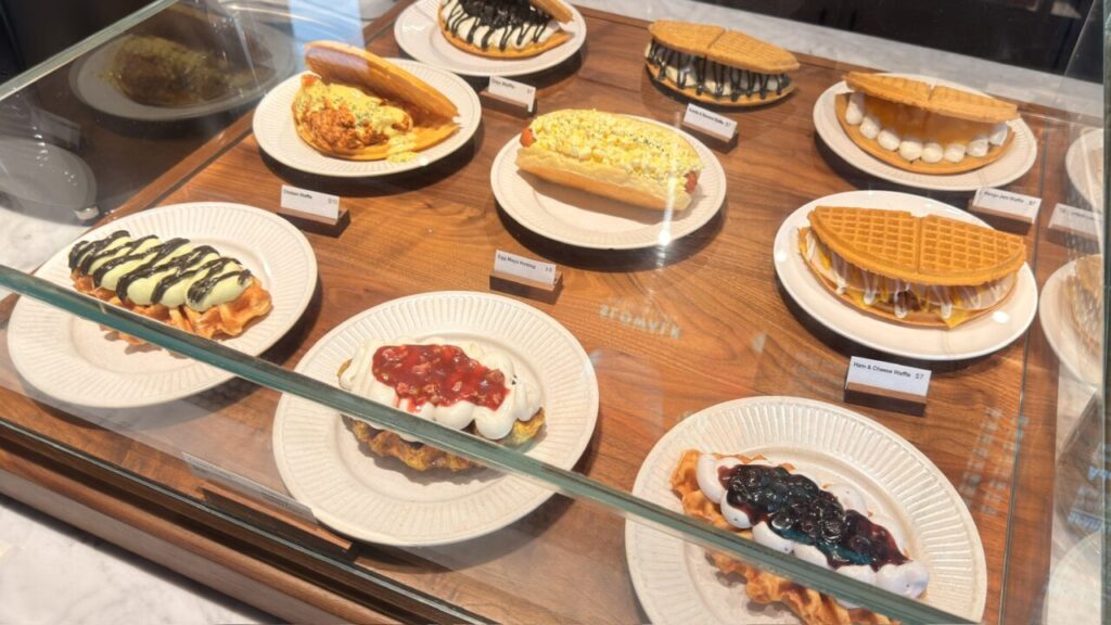 SLOWALKのショーケースに並ぶワッフルメニュー