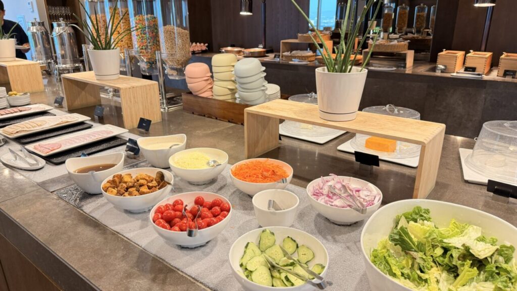 Westin Club Lounge朝食のサラダとシリアルコーナー