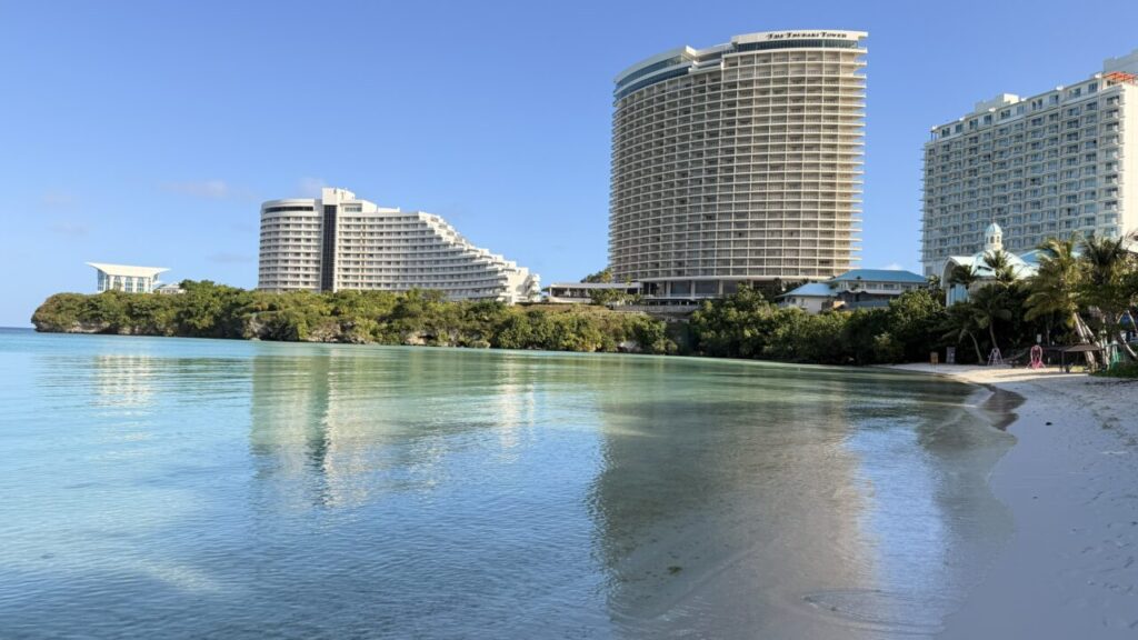 ホテル前ビーチから眺めるタモン湾沿いのホテル