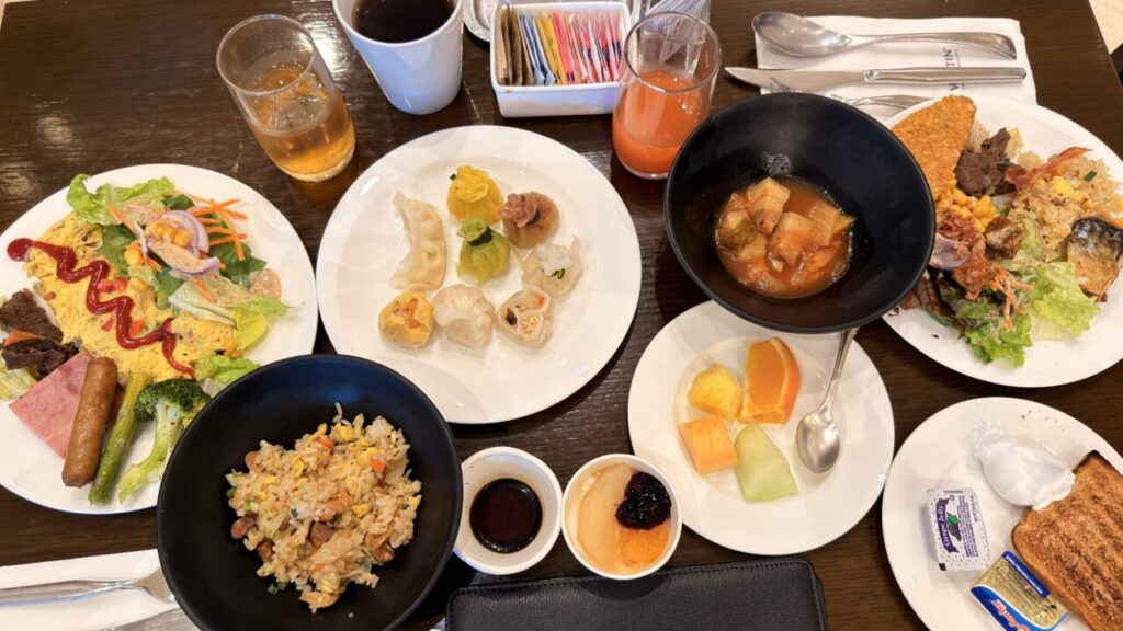 TASTE朝食で選んだオムレツと点心と炒飯とフルーツ